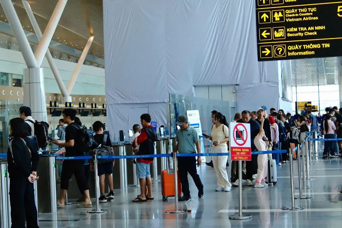 First 24 Hours in Vietnam: Currency Exchange, SIM Setup, Ride-Hailing, and Co-Working Spaces