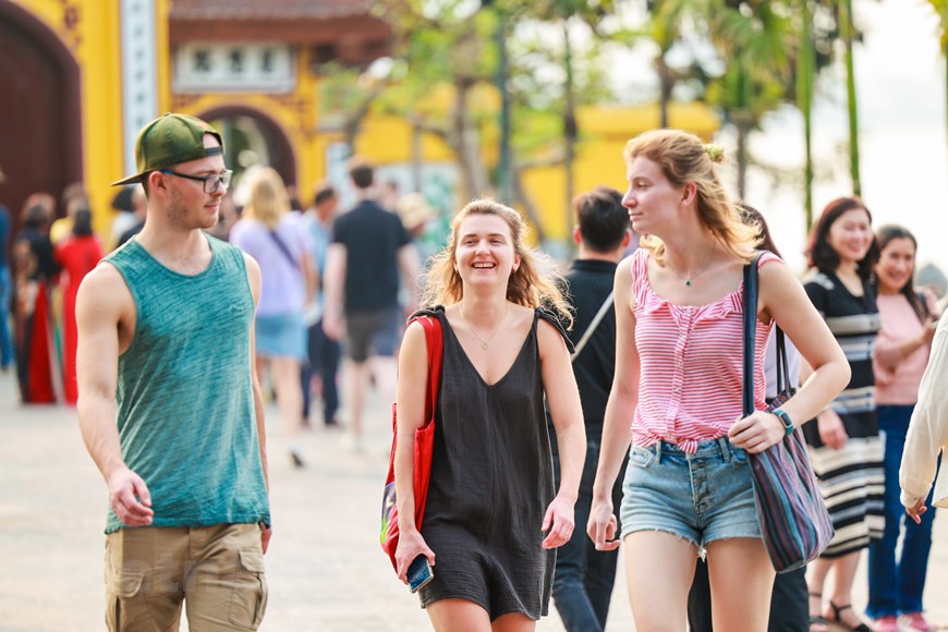 Vietnam considers granting visa exemption for short-term travelers