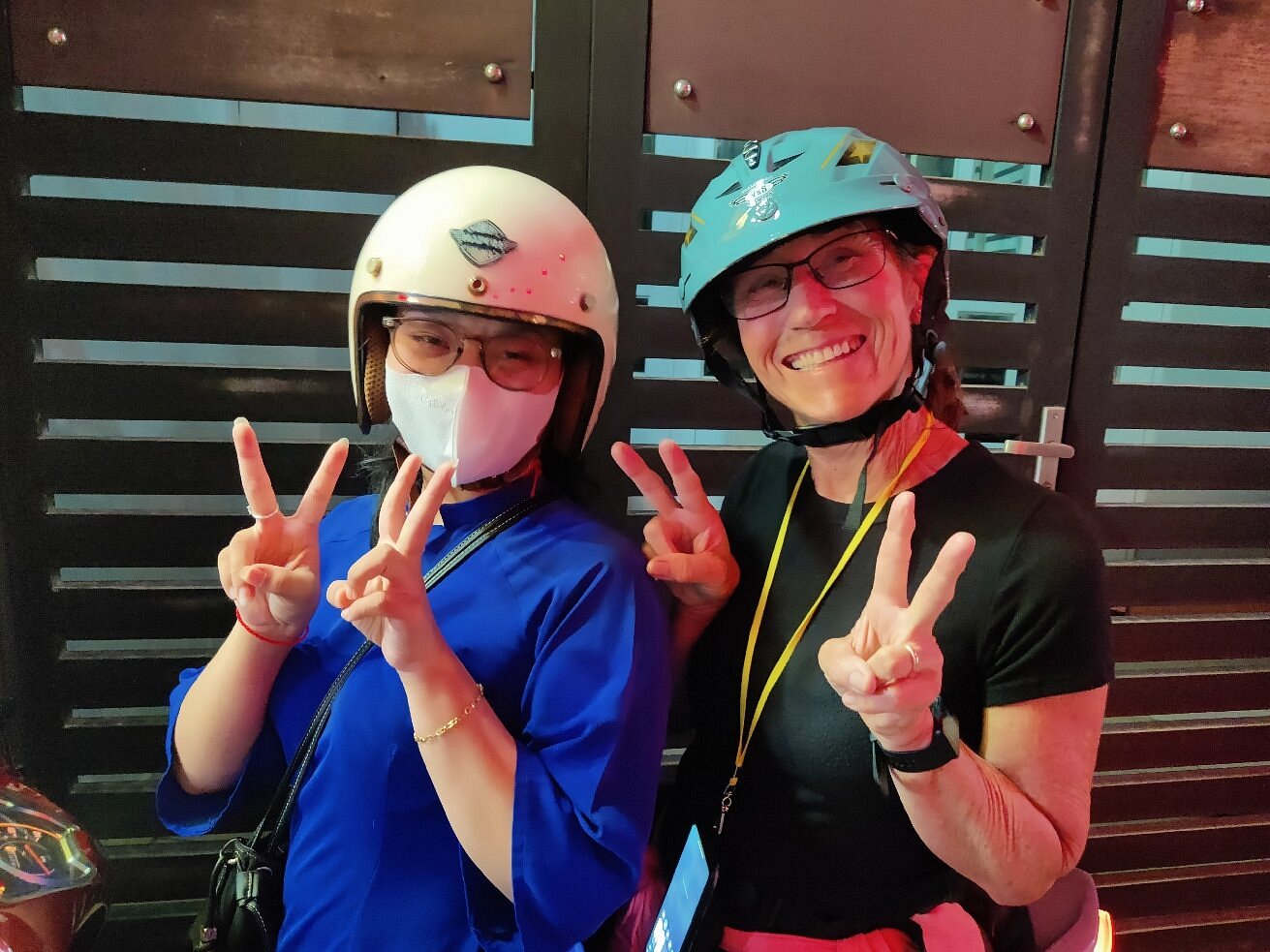 DA NANG: NIGHT FOOD & SIGHTSEEING MOTORBIKE TOUR (AO DAI RIDER)